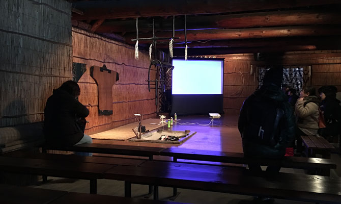 オープニングトークはチセの中で